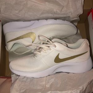 Nike tanjun GS roshe